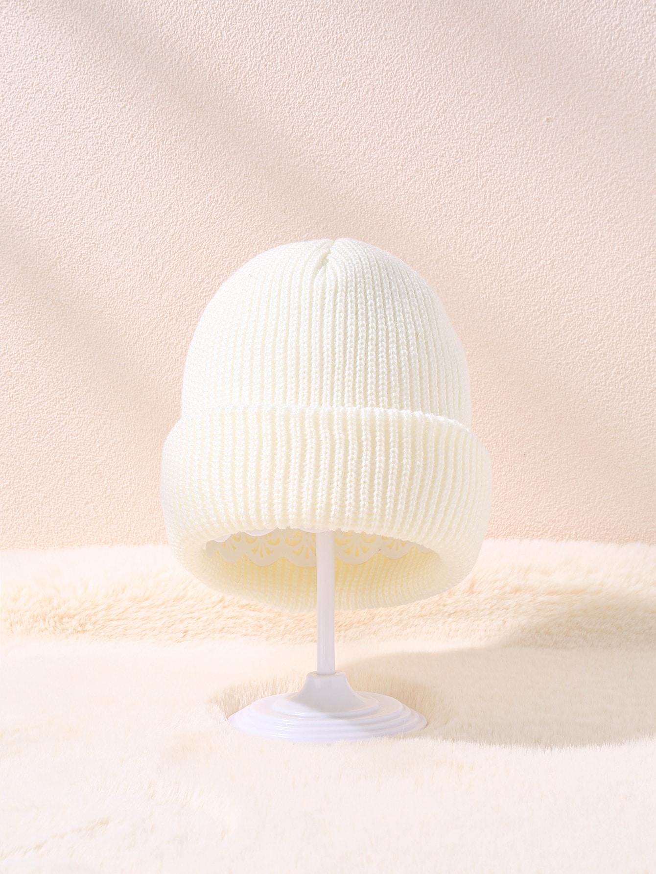 biała czapka beanie