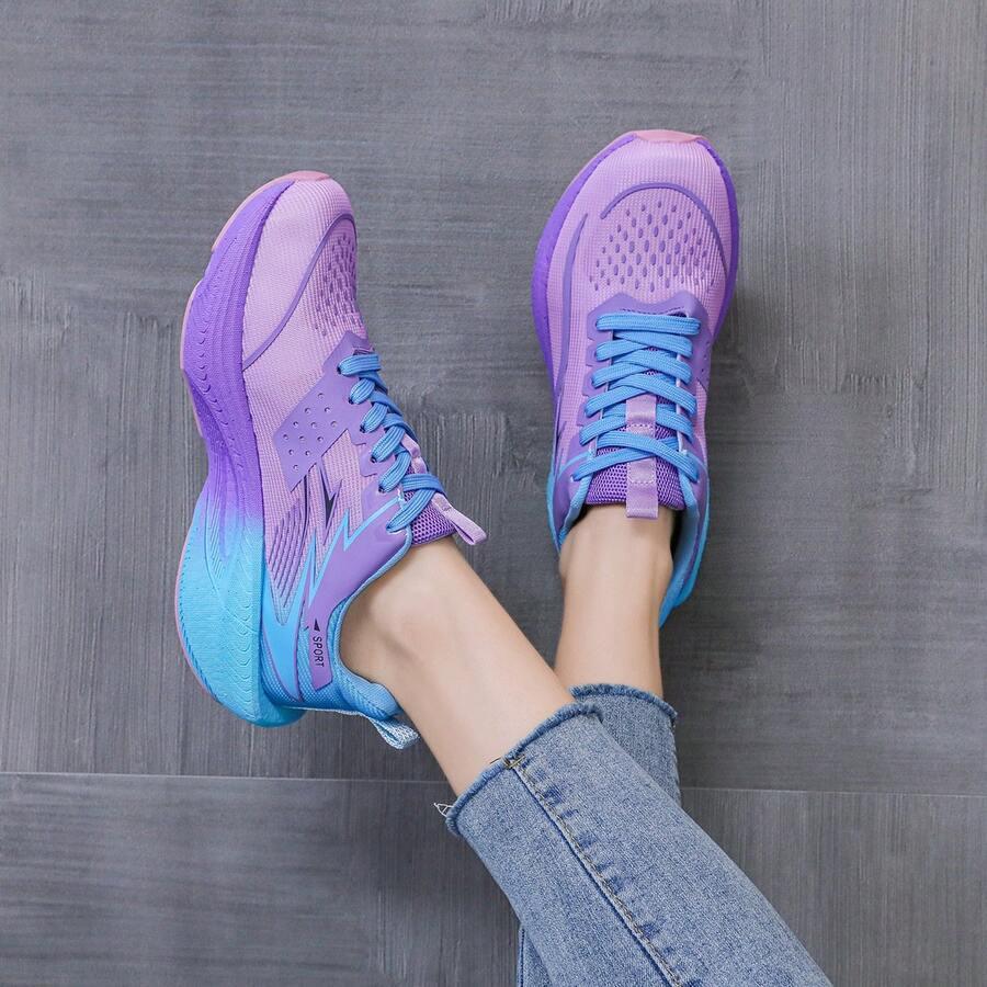 sznurowane buty sportowe