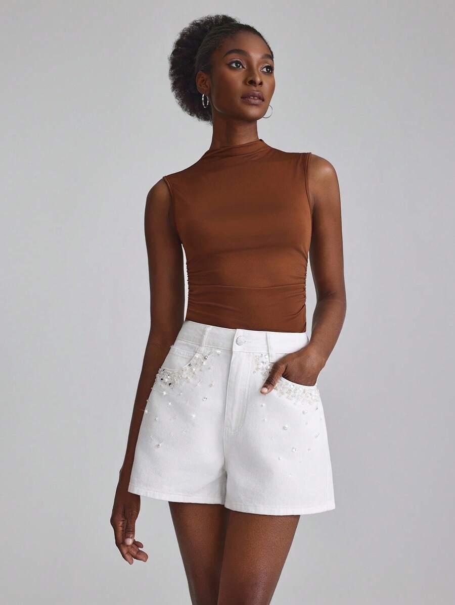 białe krótkie spodenki zdobienie