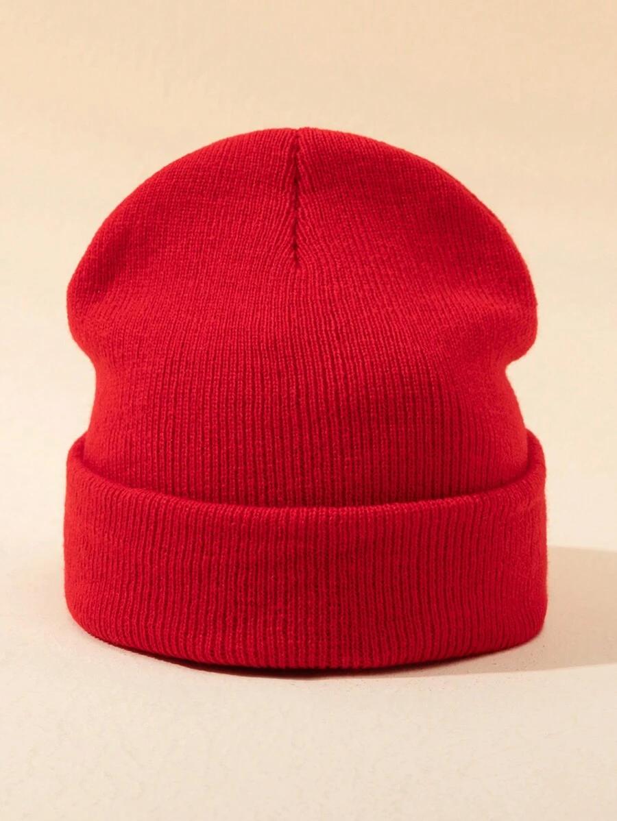czerwona czapka beanie