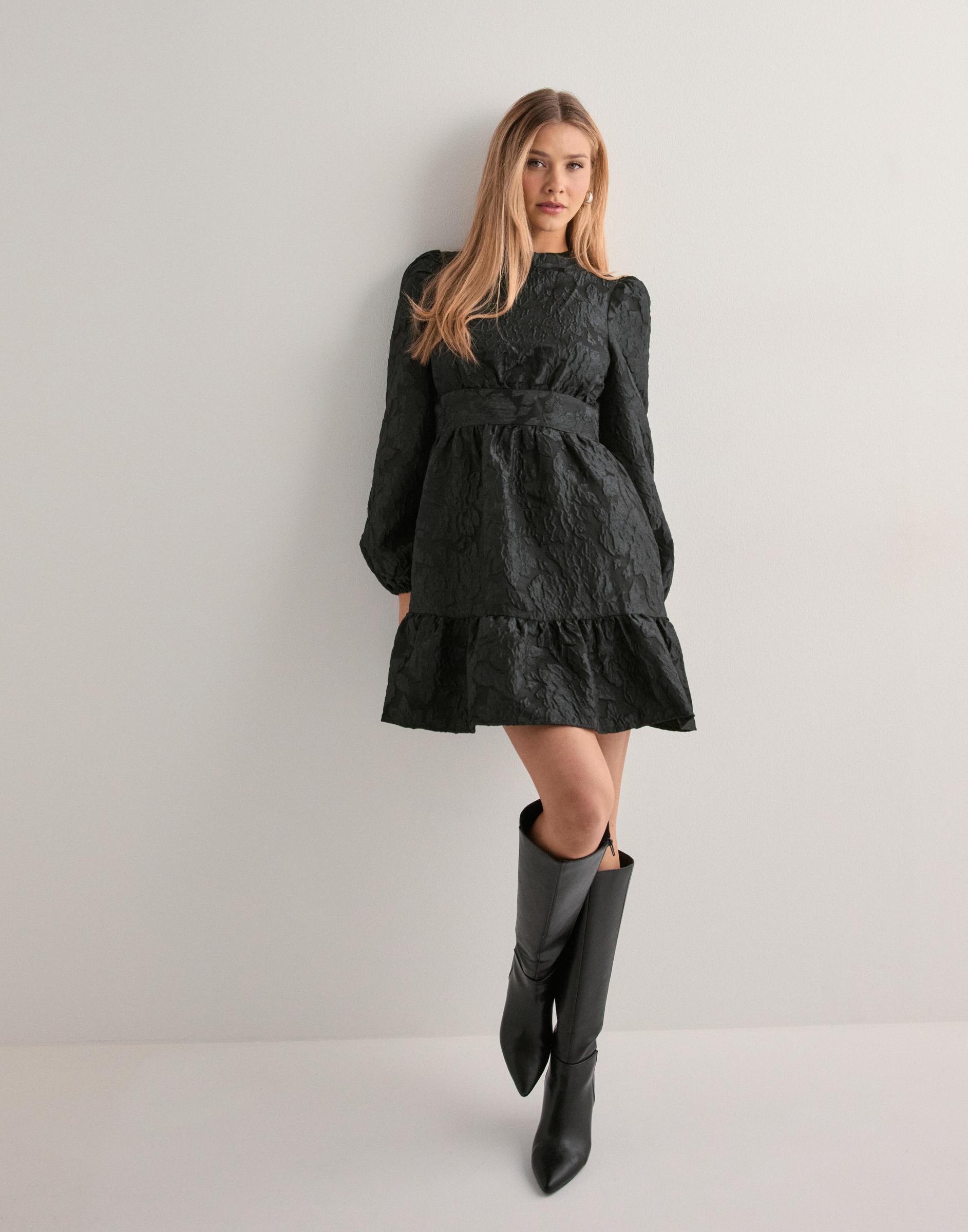 CZARNA MINI SUKIENKA STRUKTURA