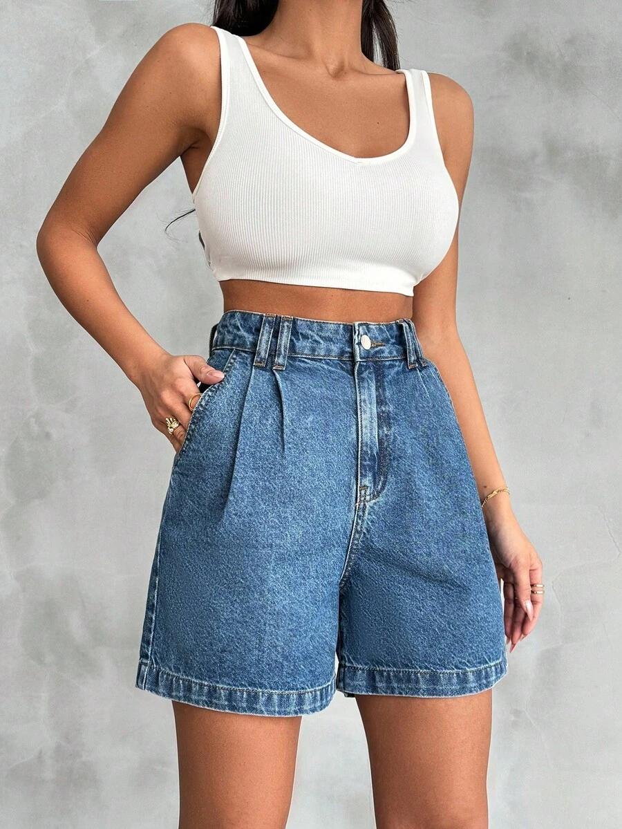 niebieskie spodenki jeans