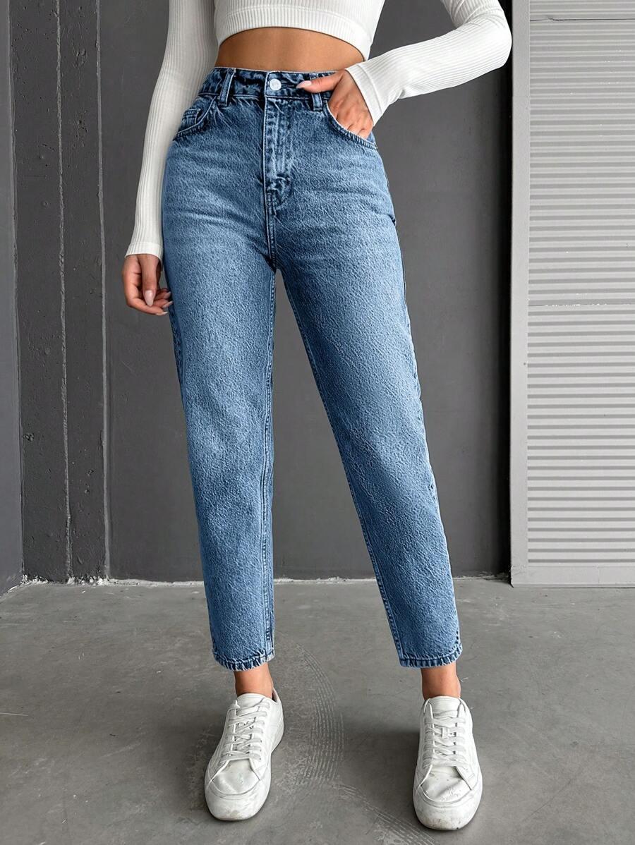 niebieskie spodnie jeans