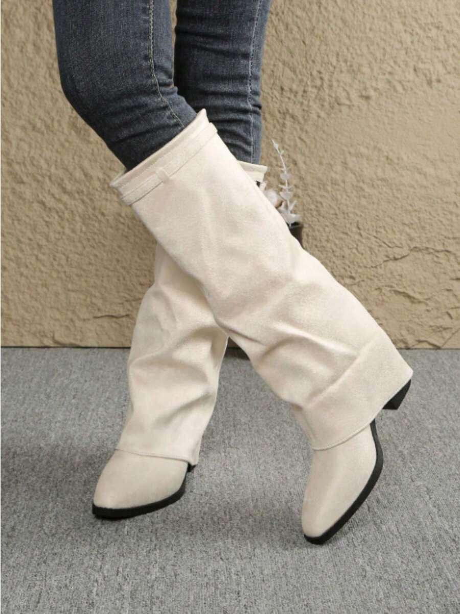 beżowe kozaki obcas