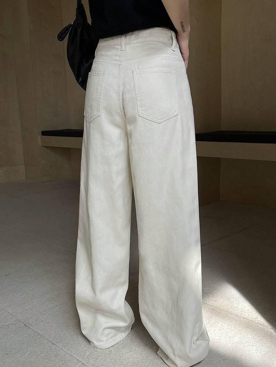 beżowe spodnie jeans