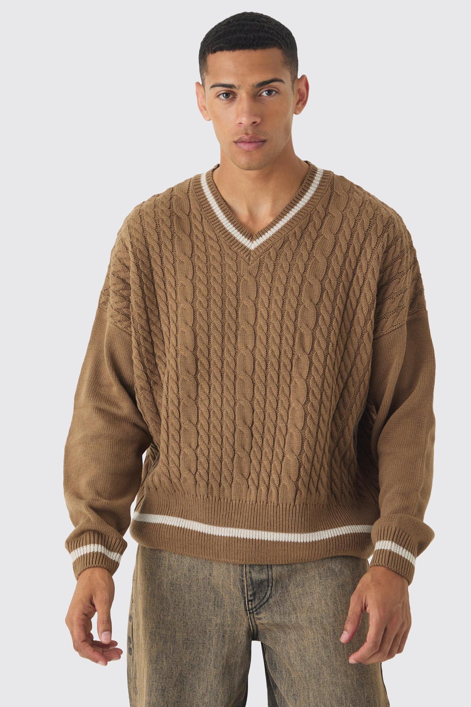 beżowy sweter v-neck