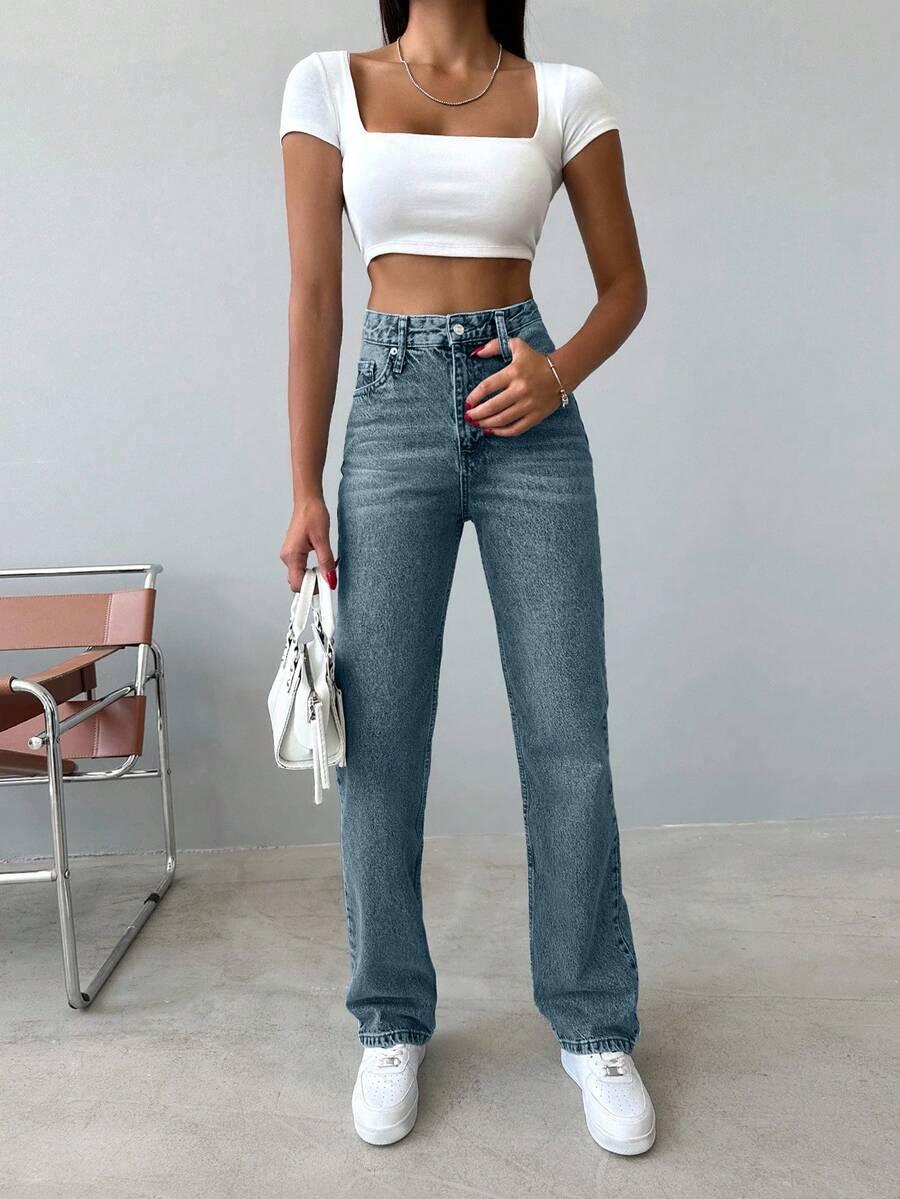 niebieskie spodnie jeans