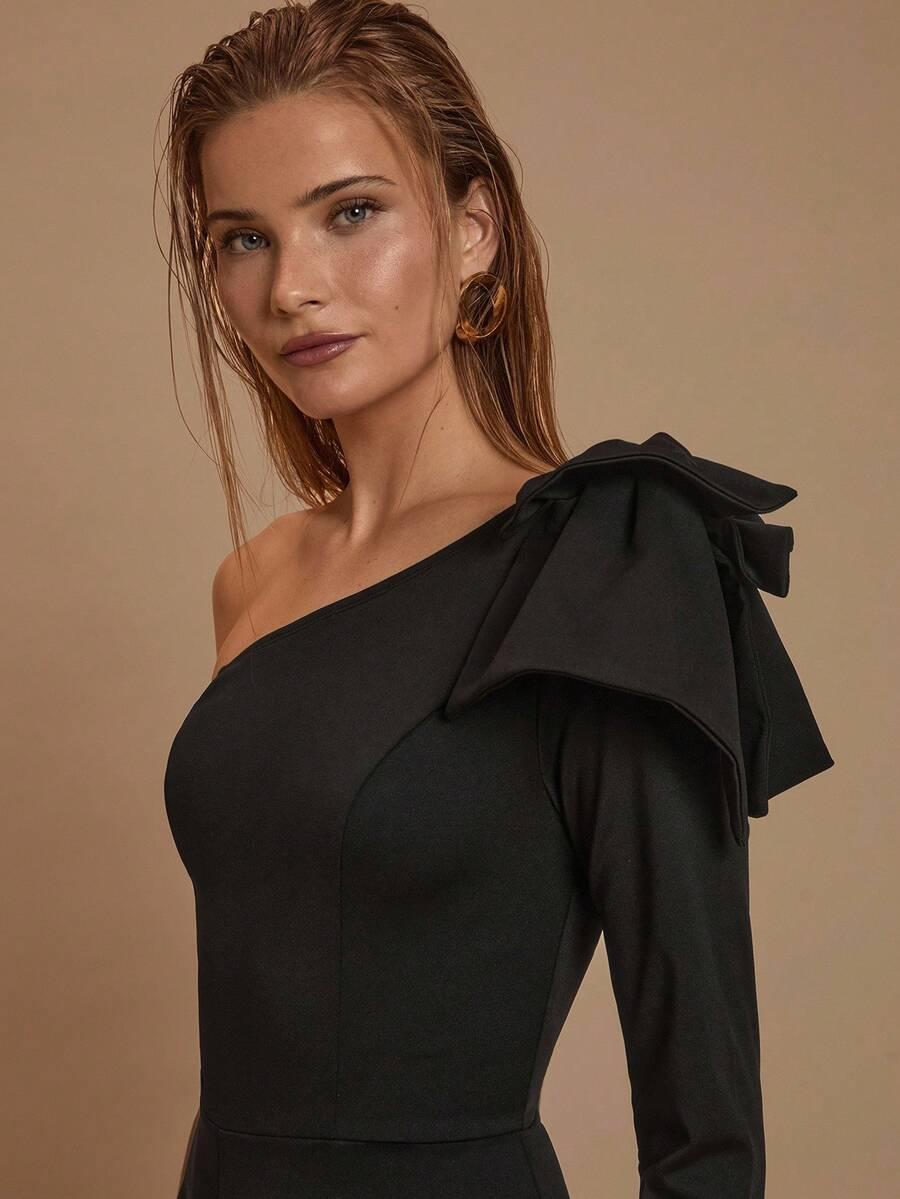 ELEGANCKI KOMBINEZON NA JEDNO RAMIĘ Z KOKARDĄ 