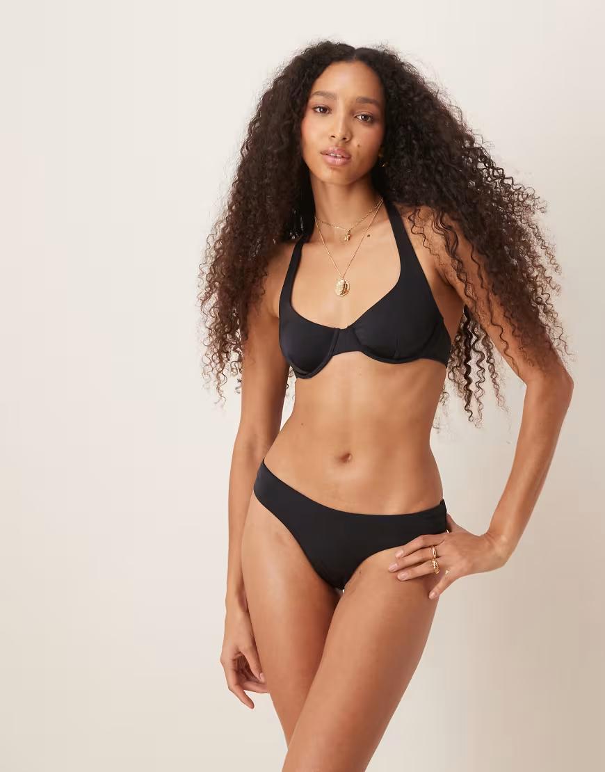 Czarna góra od bikini