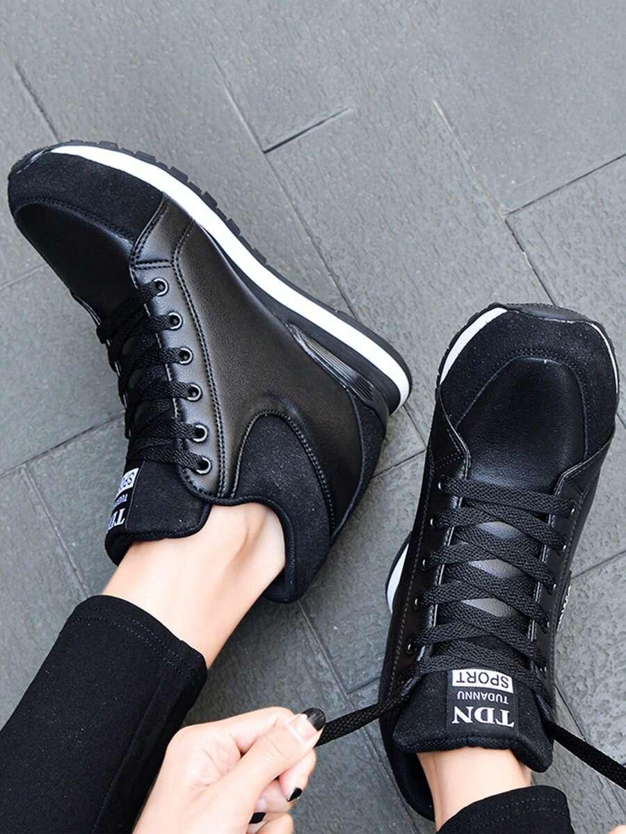 czarne buty sportowe na koturnie