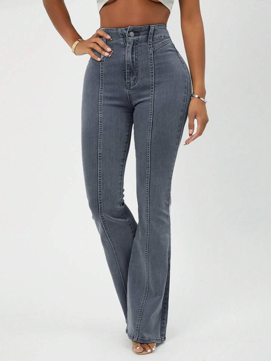 niebieskie spodnie jeans