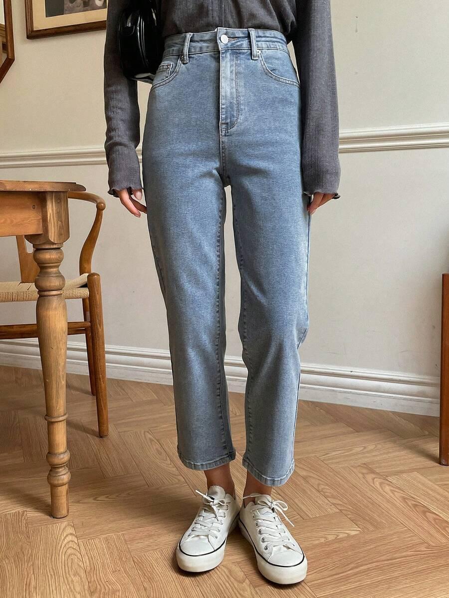 niebiskie spodnie jeans