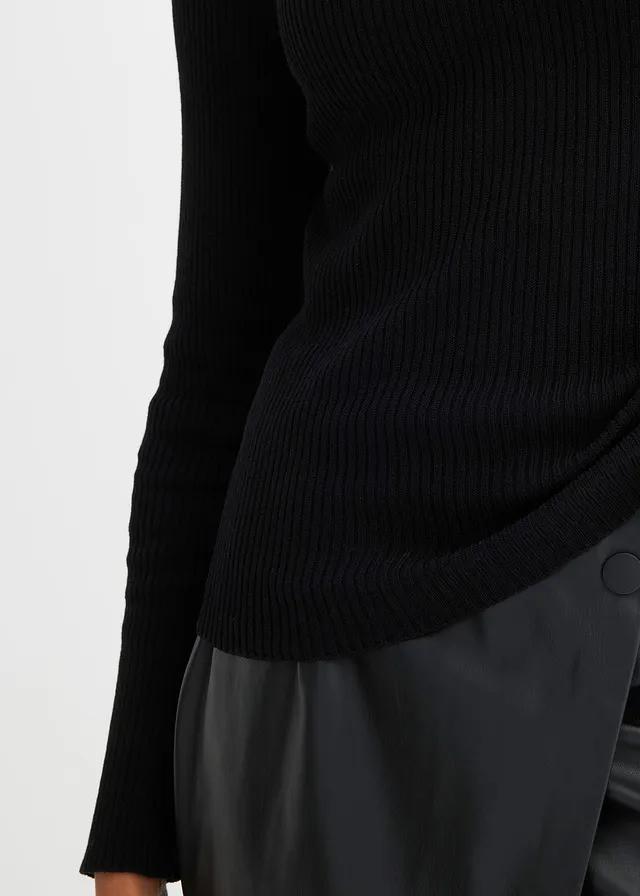 SWETER Z OZDOBNYM DEKOLTEM