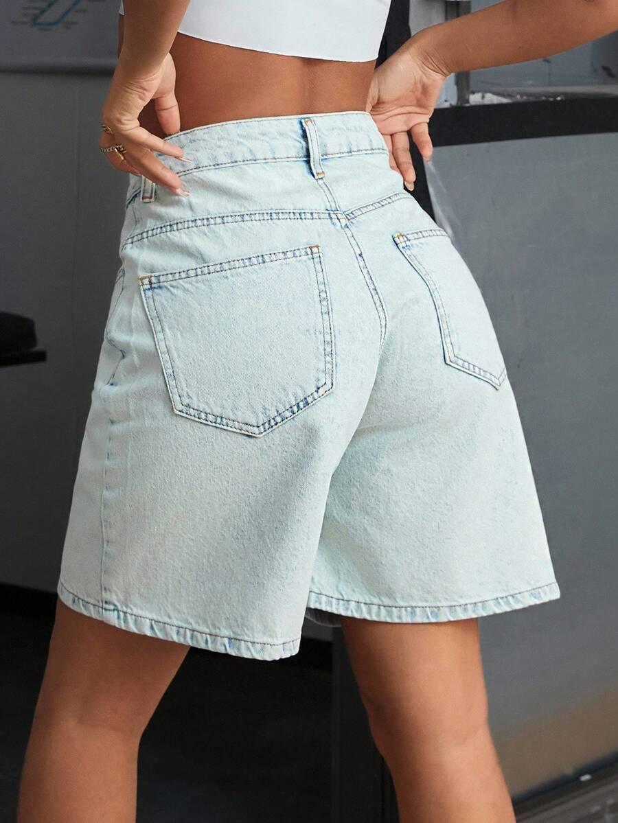 niebieskie spodenki jeans
