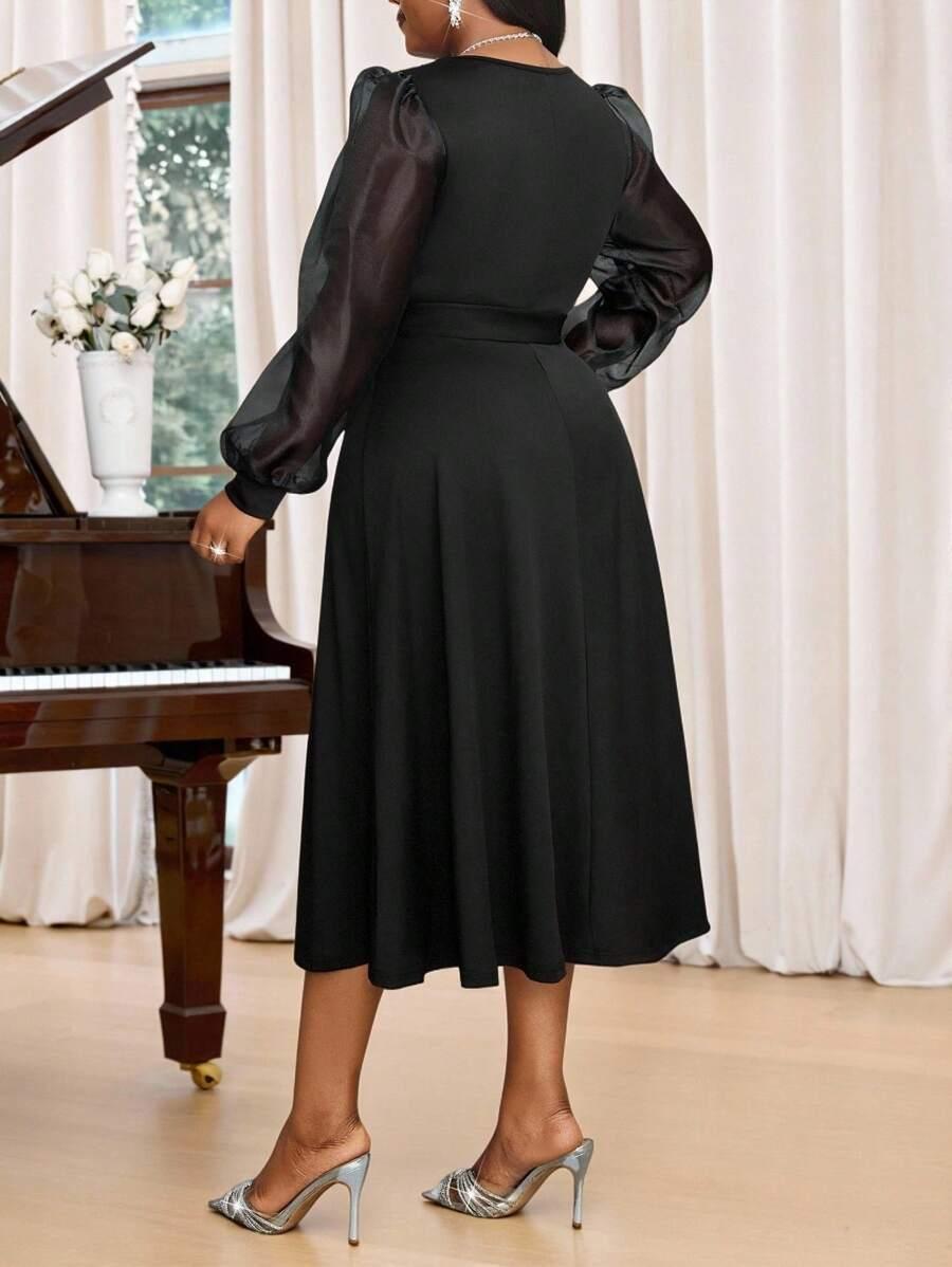 SUKIENKA PLUS SIZE MAŁA CZARNA MIDI Z KWADRATOWYM DEKOLTEM