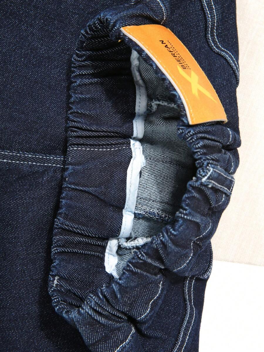 granatowe spodnie jeans