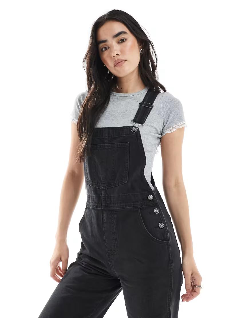 czarne spodnie jeans ogrodniczki