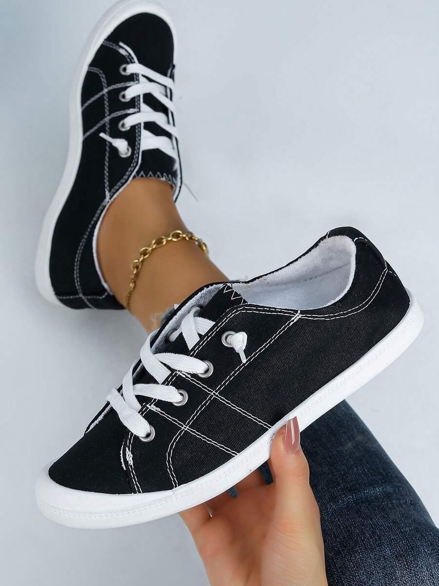 czarne sznurowane trampki