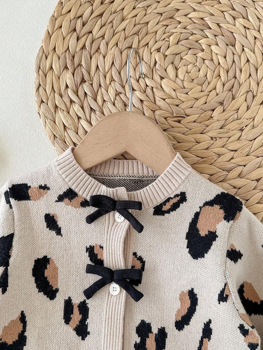 sweter zapinany wzór zwierzęcy