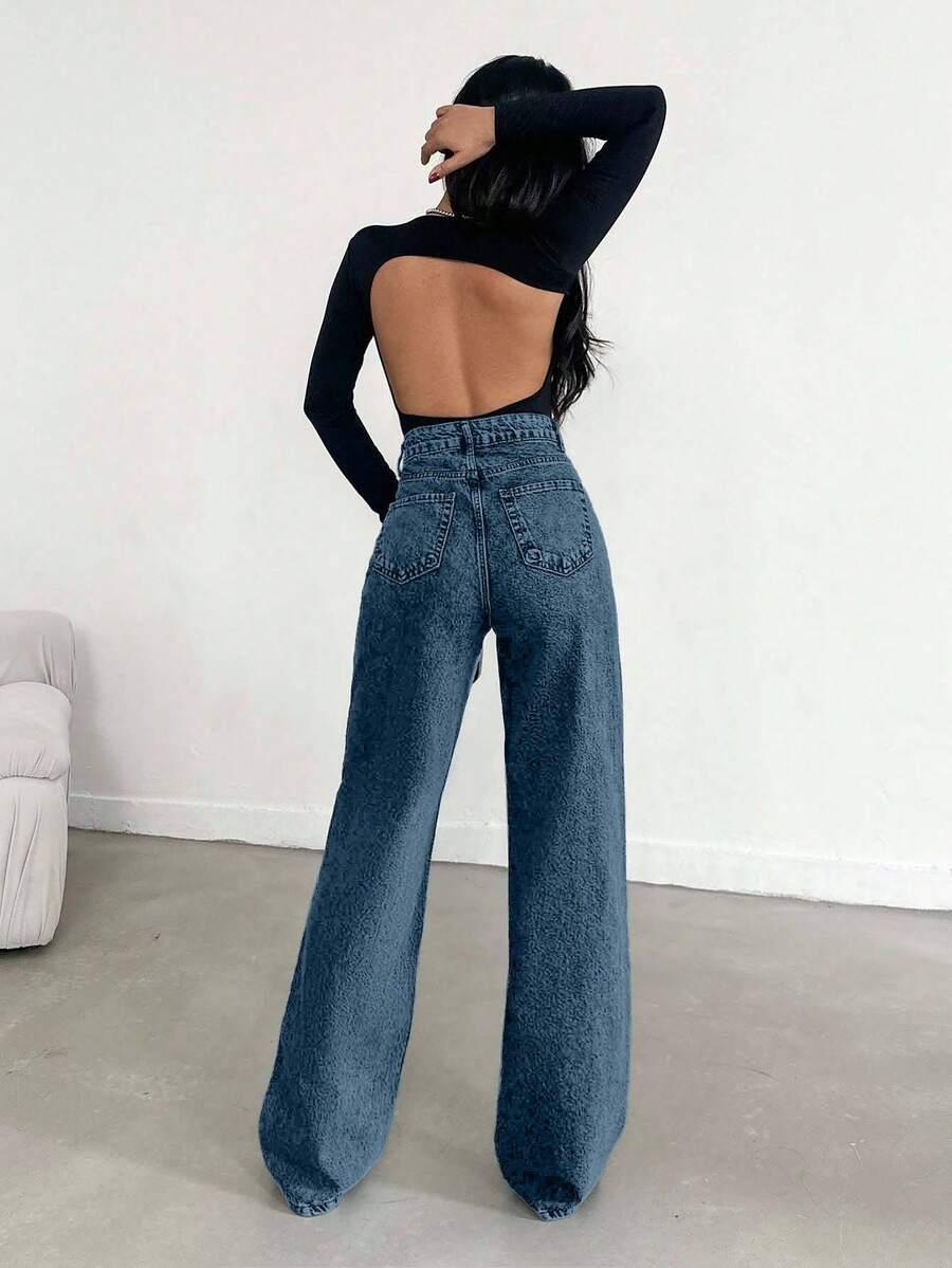 niebieskie spodnie jeans