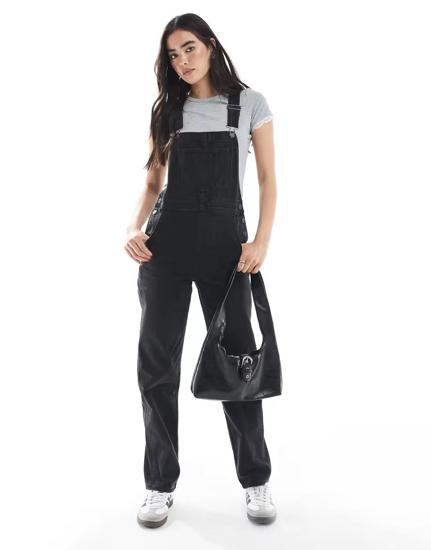 czarne spodnie jeans ogrodniczki