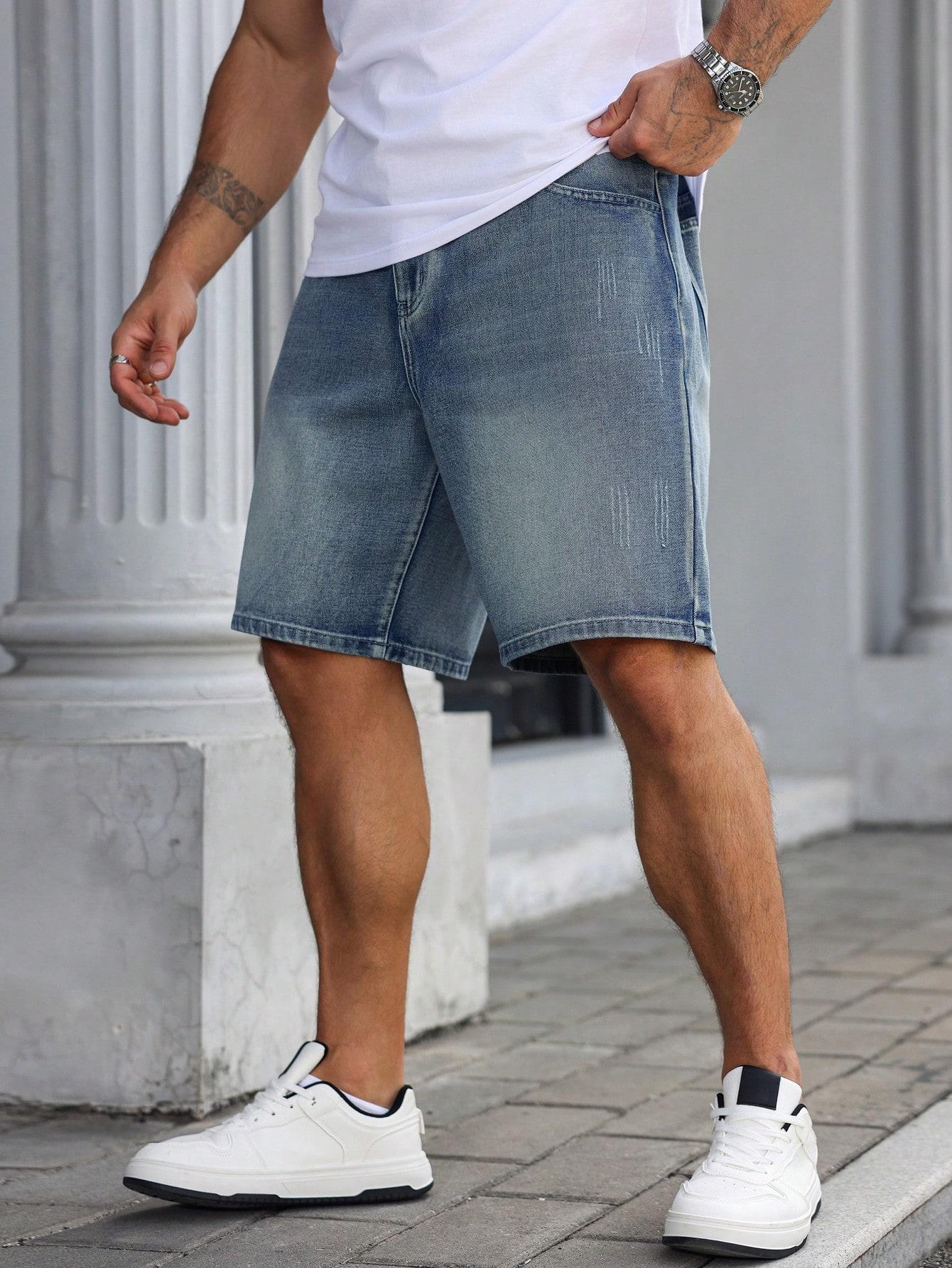 niebieskie spodenki jeans