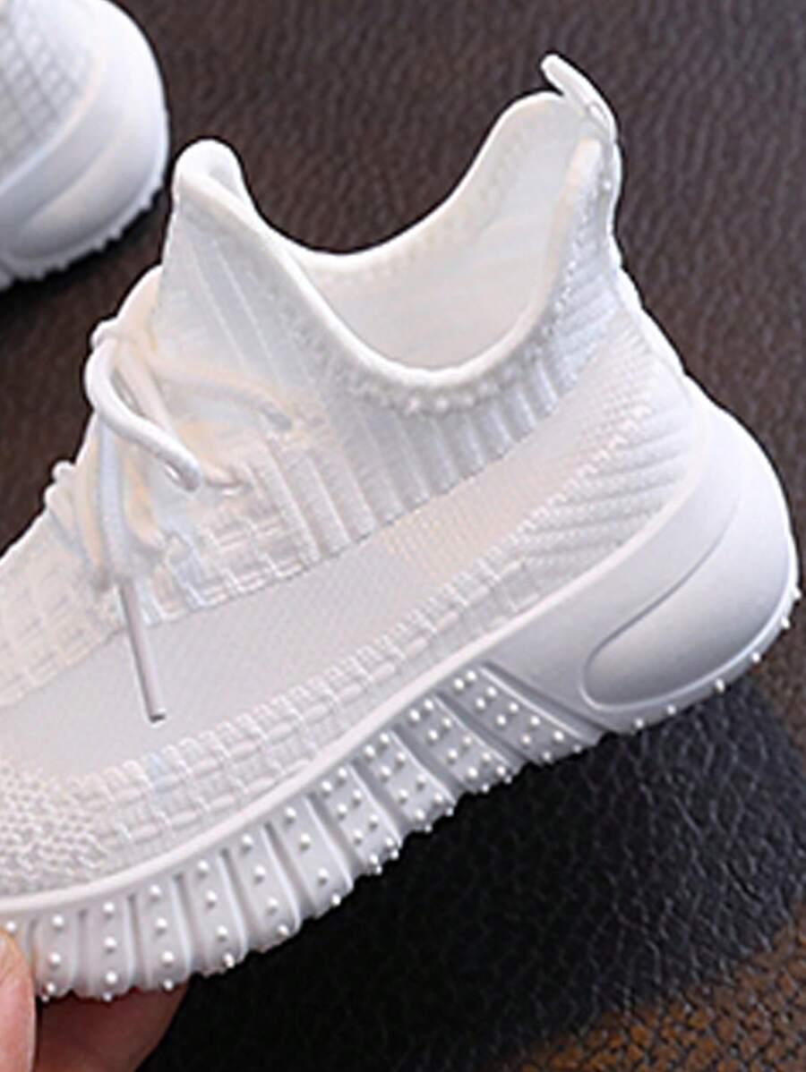 białe sportowe buty