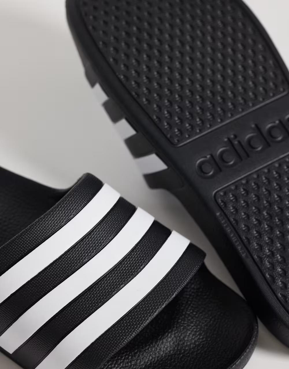 Adilette Aqua czarne klapki kontrast