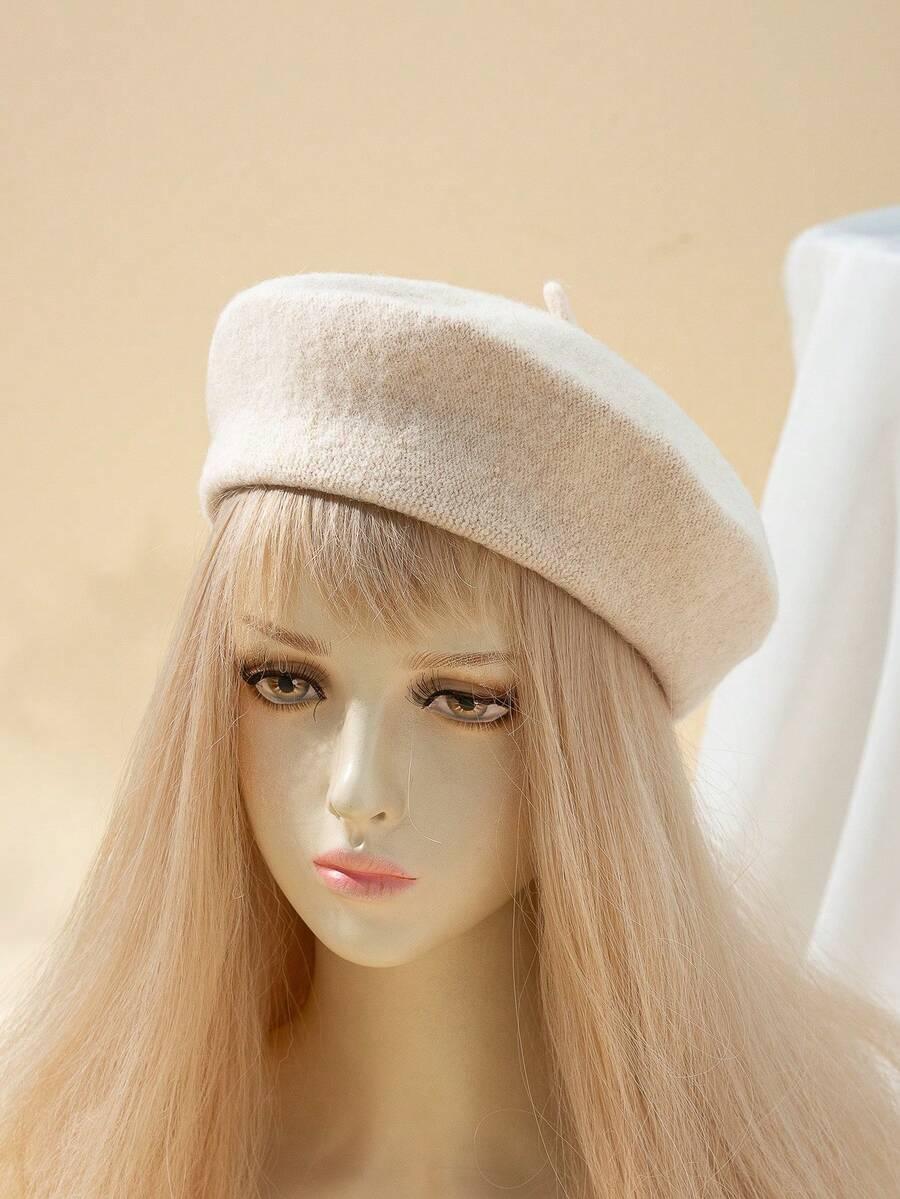 beżowy beret na głowę