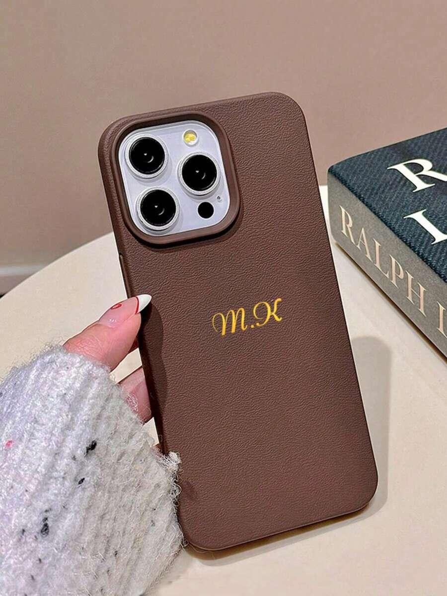 brązowe etui na telefon litera 'a' iphone 16