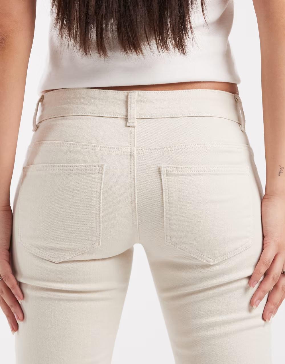 beżowe proste spodnie jeans