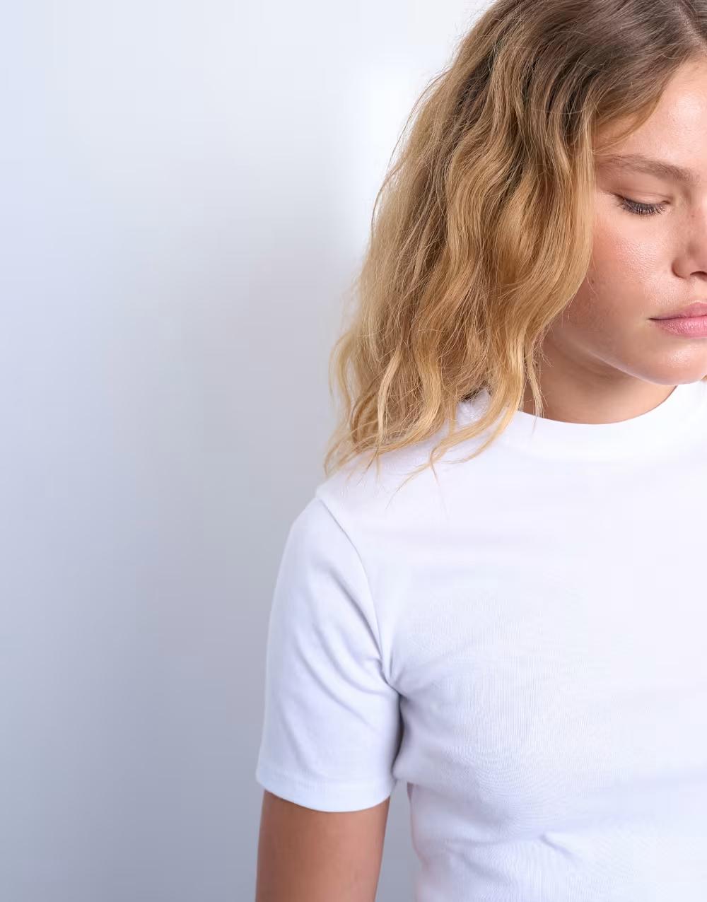 biały t-shirt okrągły dekolt
