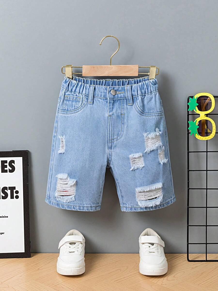 niebieskie spodenki jeans
