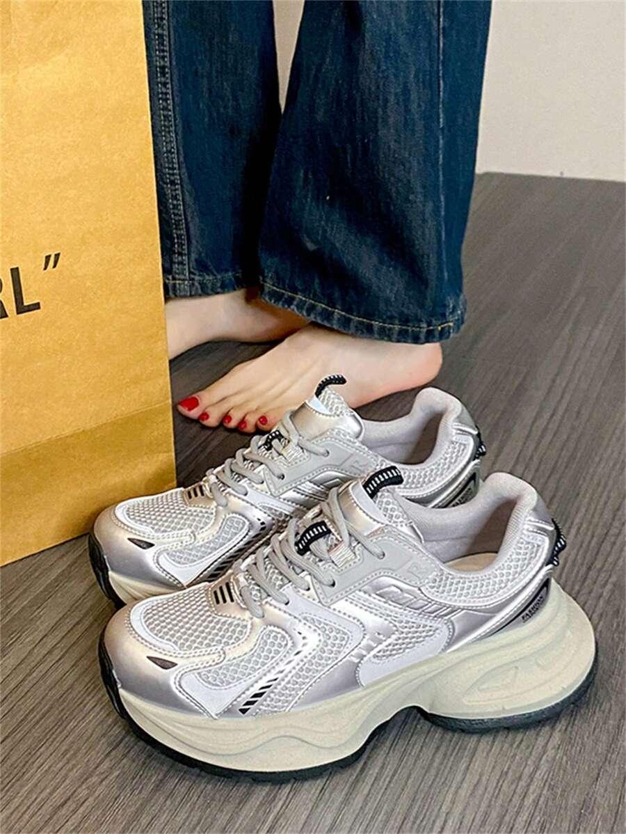 sznurowane buty sportowe