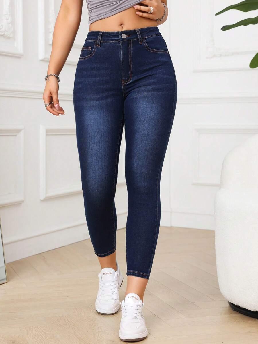 niebieskie spodnie jeans