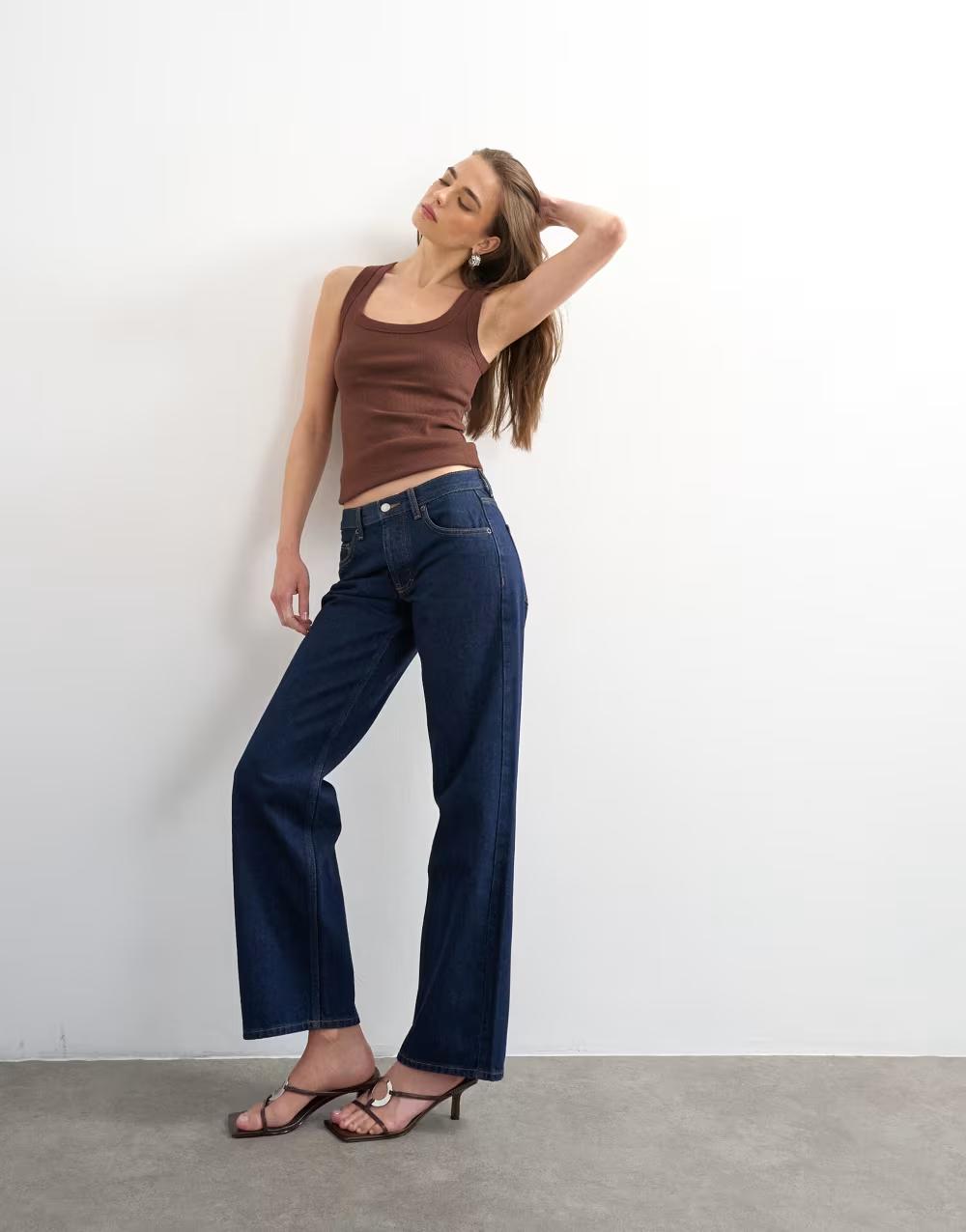 granatowe spodnie jeans z prostymi nogawkami