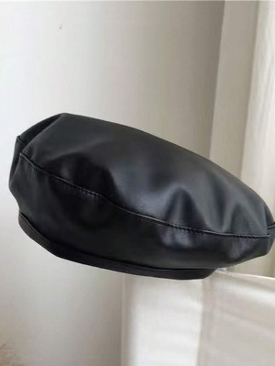 czarny beret imitacja skóry