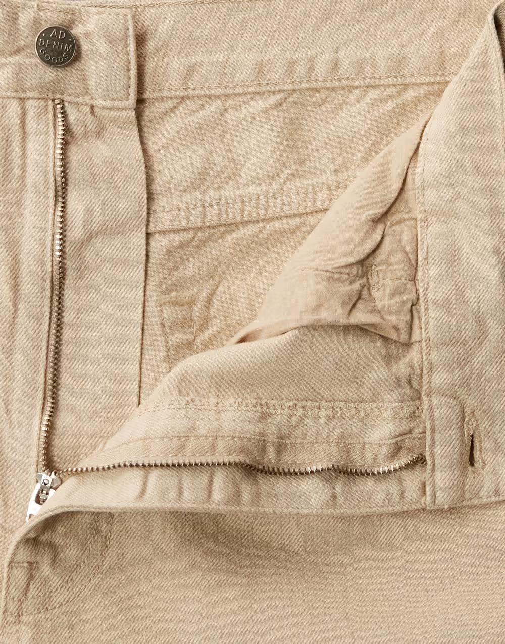 beżowe spodnie jeans zamek