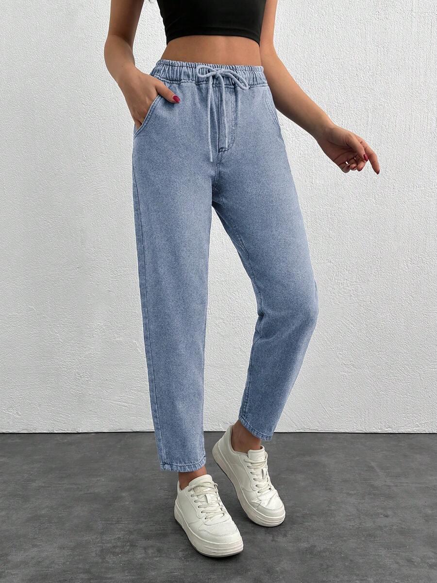 niebieskie spodnie jeans