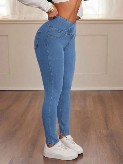 niebieskie spodnie jeans