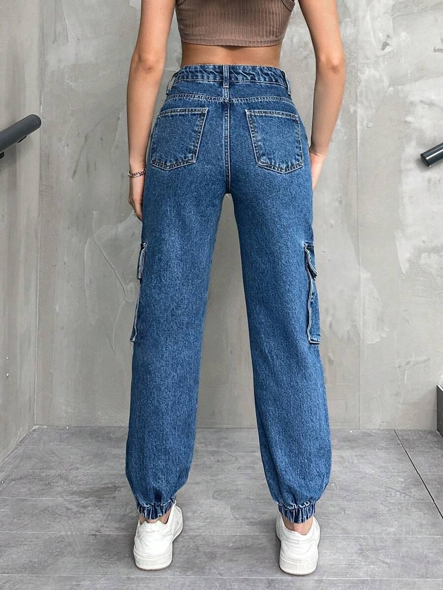 niebieskie spodnie jeans