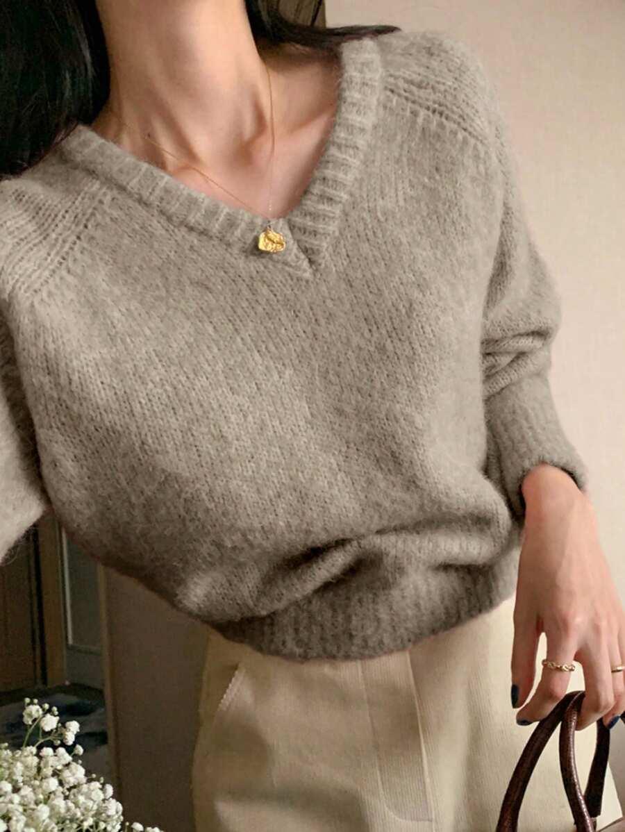 beżowy sweter v-neck