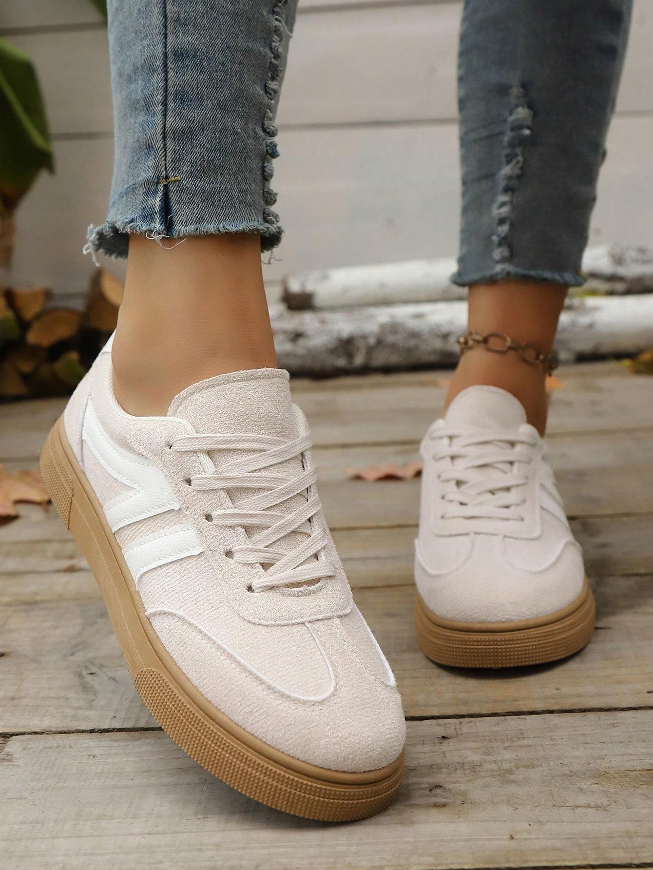 beżowe buty sportowe