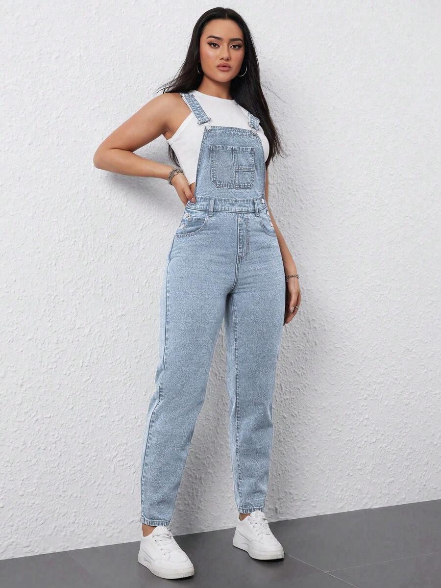 niebieski kombinezon ogrodniczki jeans