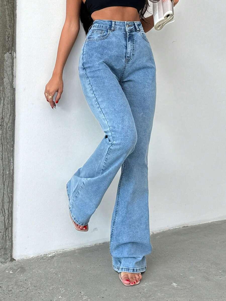 niebieskie spodnie jeans