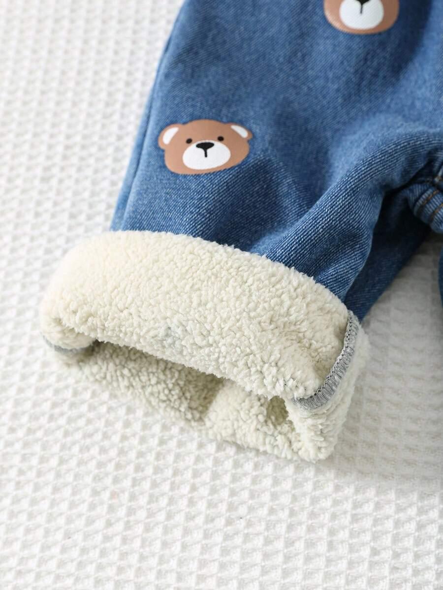 niebieskie spodnie jeans
