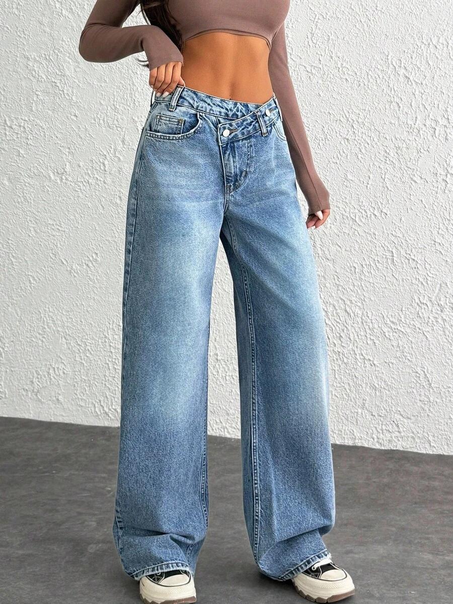 niebieskie spodnie jeans
