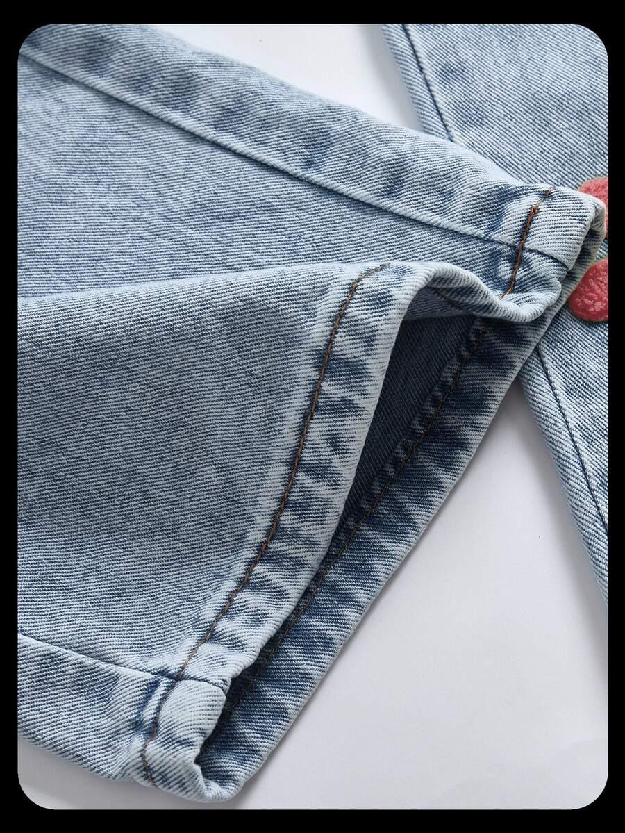 niebieskie spodnie jeans