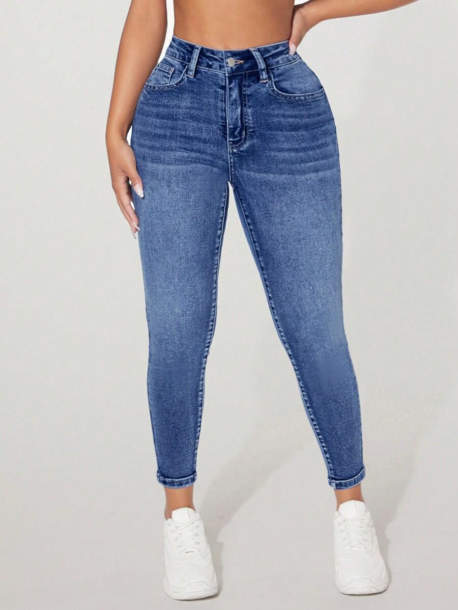 niebieskie spodnie jeans rurki
