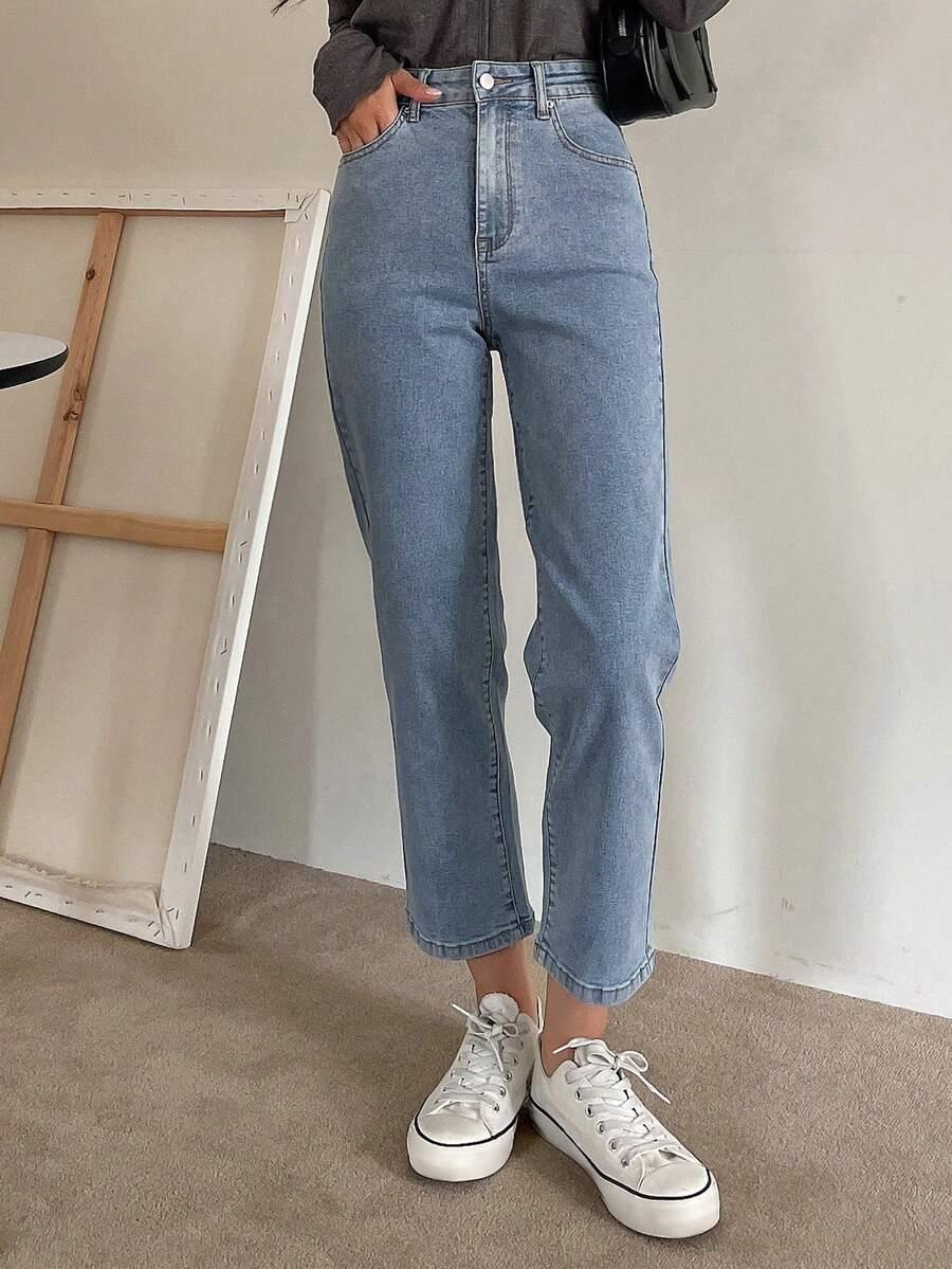 niebiskie spodnie jeans